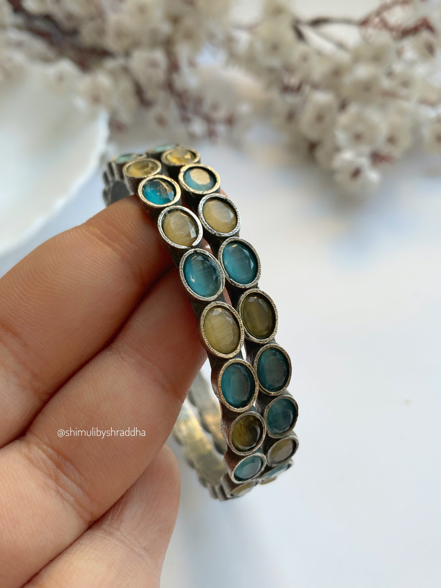 SIDDHIKA STONE SILVERLOOKALIKE BANGLE