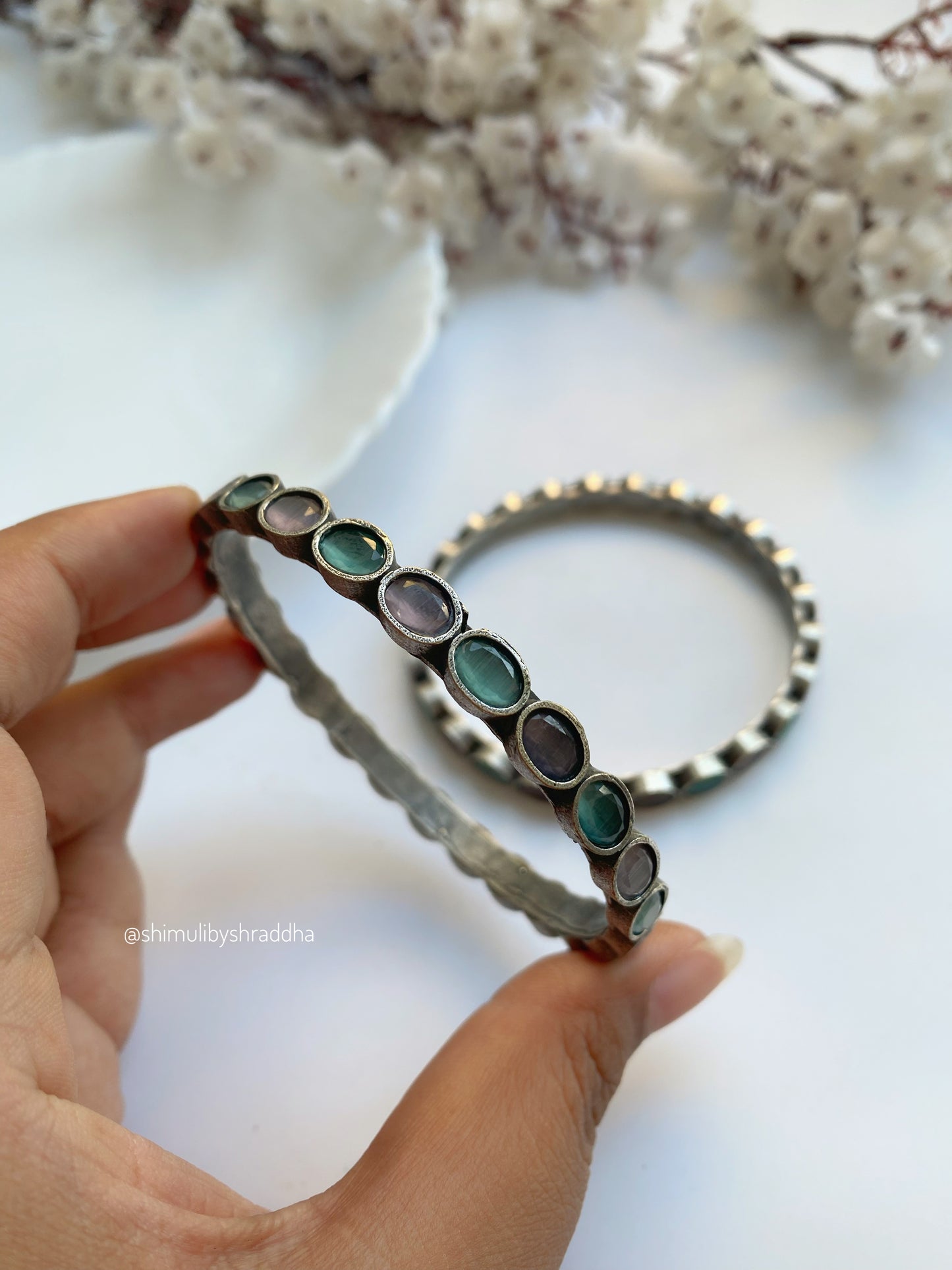 SIDDHIKA STONE SILVERLOOKALIKE BANGLE