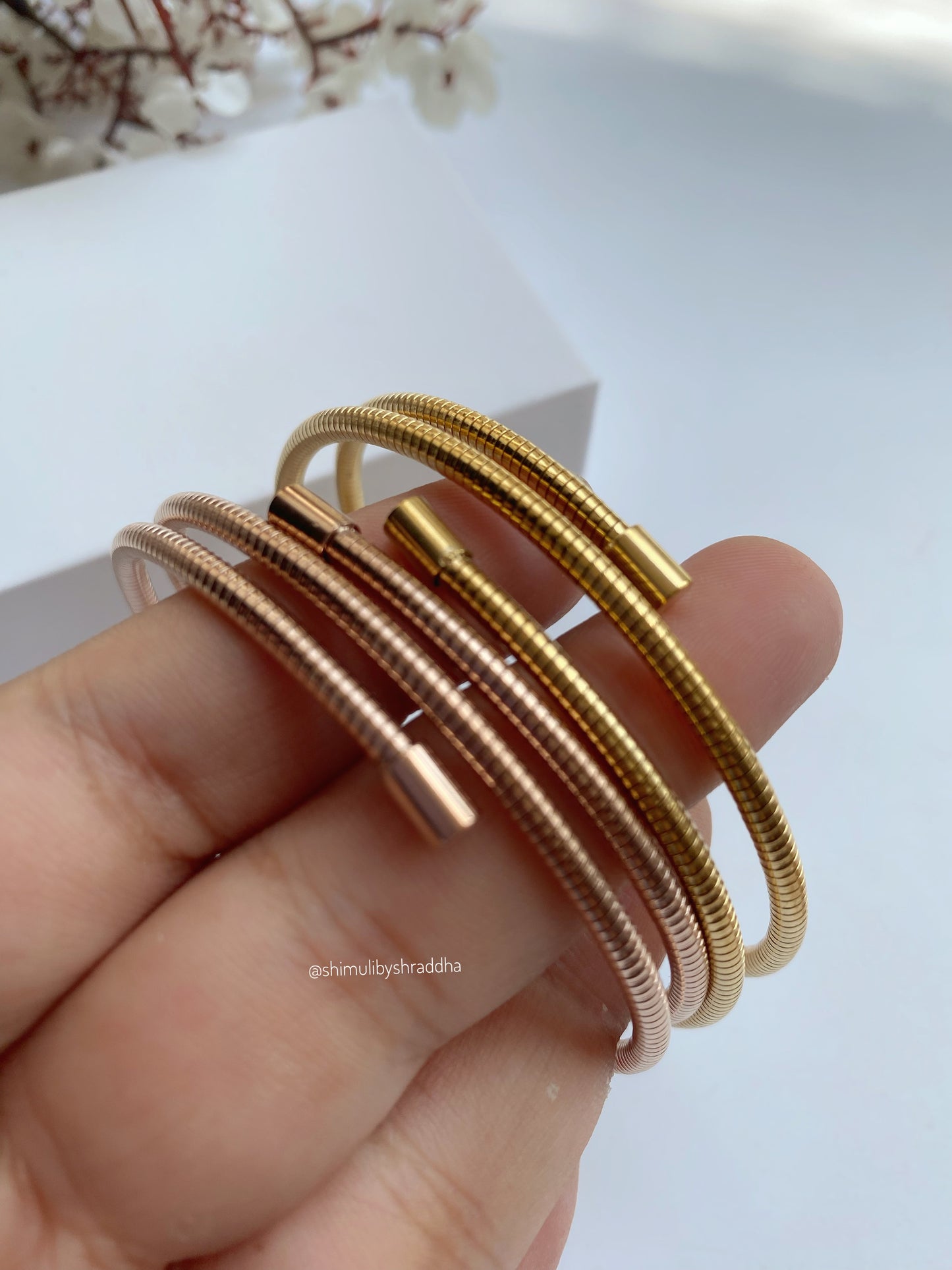 SLEEK SPIRAL BRACELET
