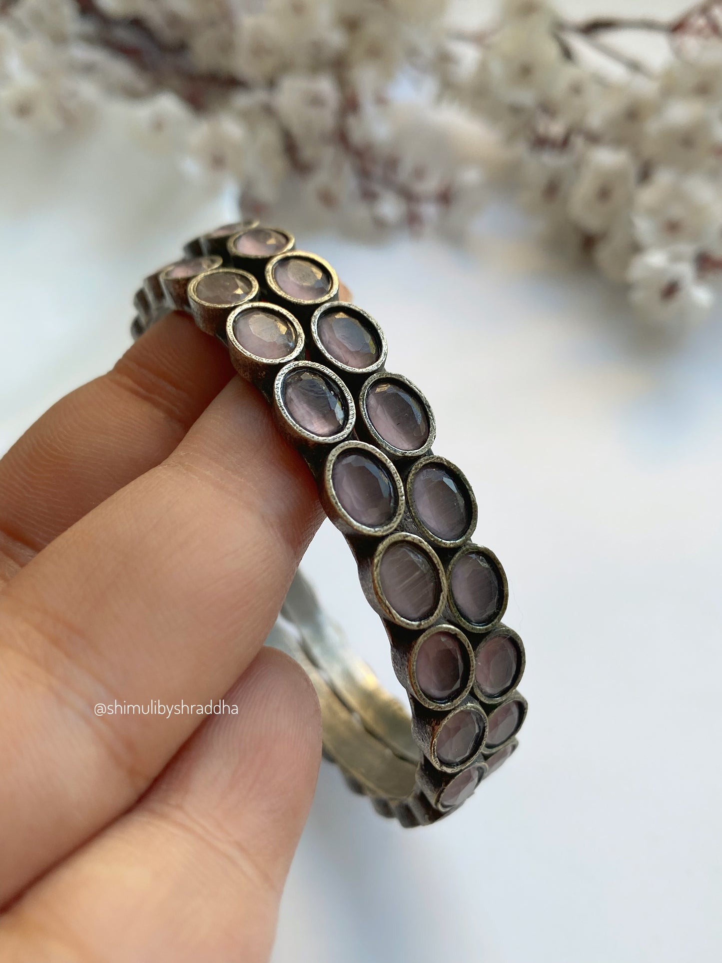 SIDDHIKA STONE SILVERLOOKALIKE BANGLE