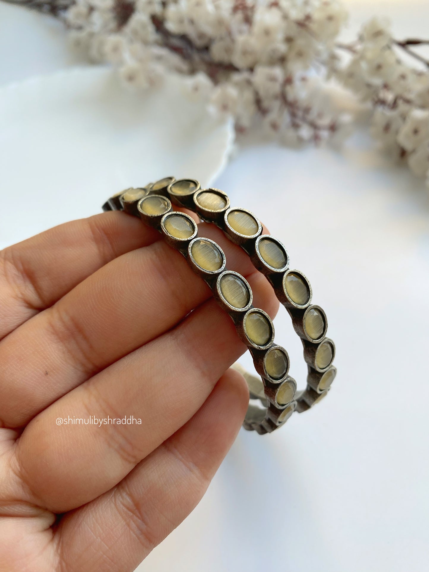 SIDDHIKA STONE SILVERLOOKALIKE BANGLE