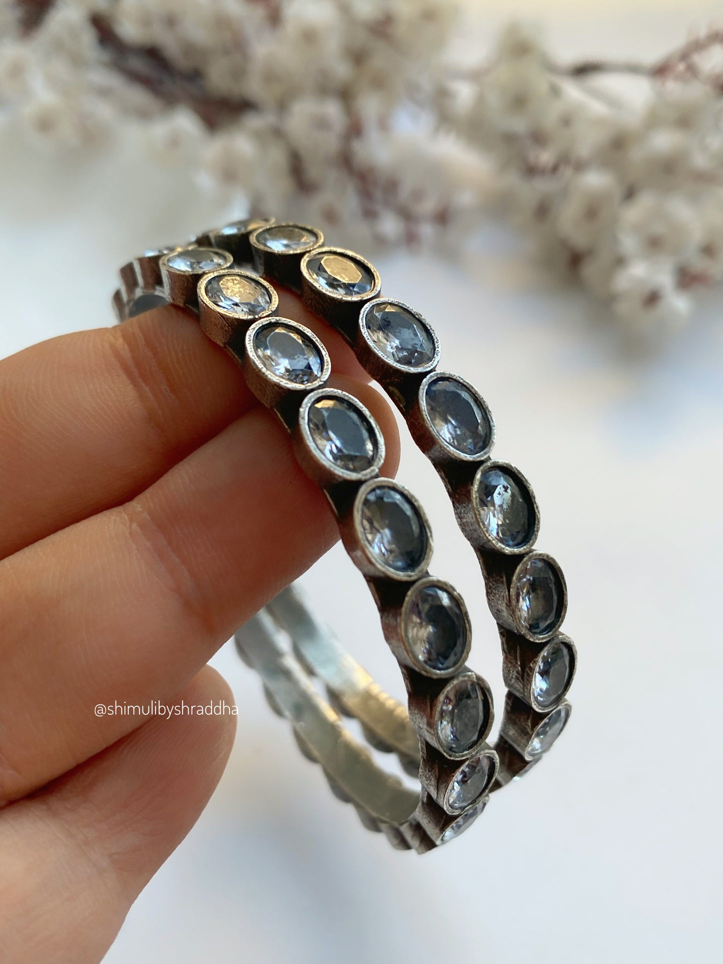 SIDDHIKA STONE SILVERLOOKALIKE BANGLE