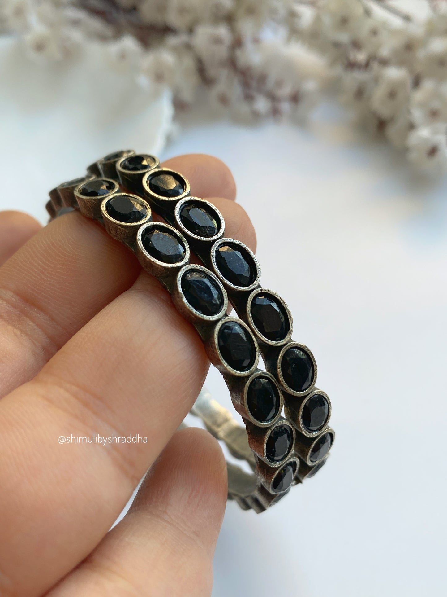 SIDDHIKA STONE SILVERLOOKALIKE BANGLE
