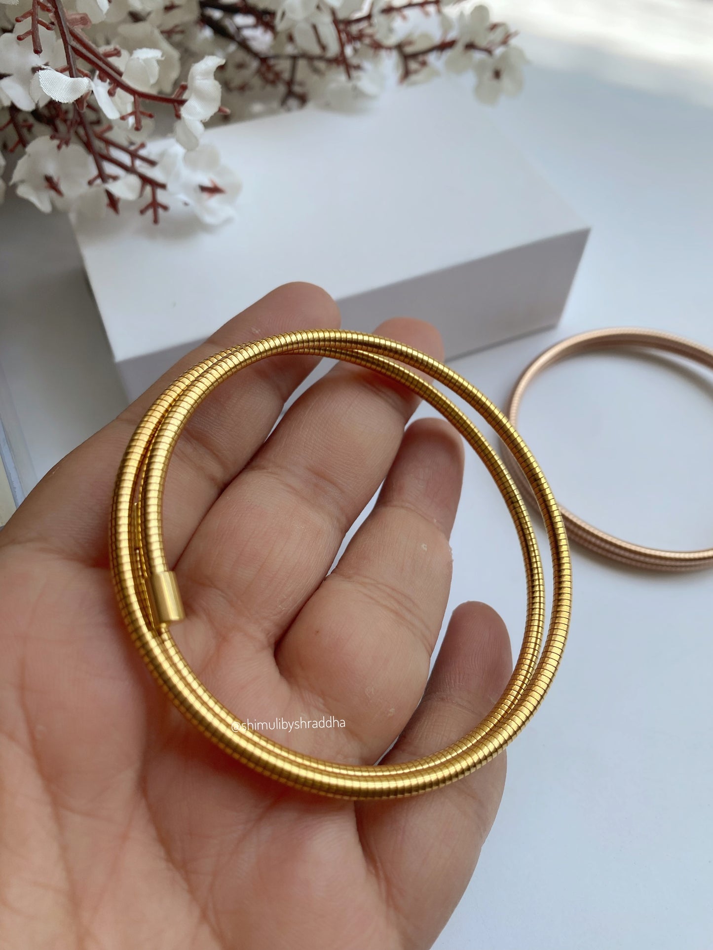 SLEEK SPIRAL BRACELET