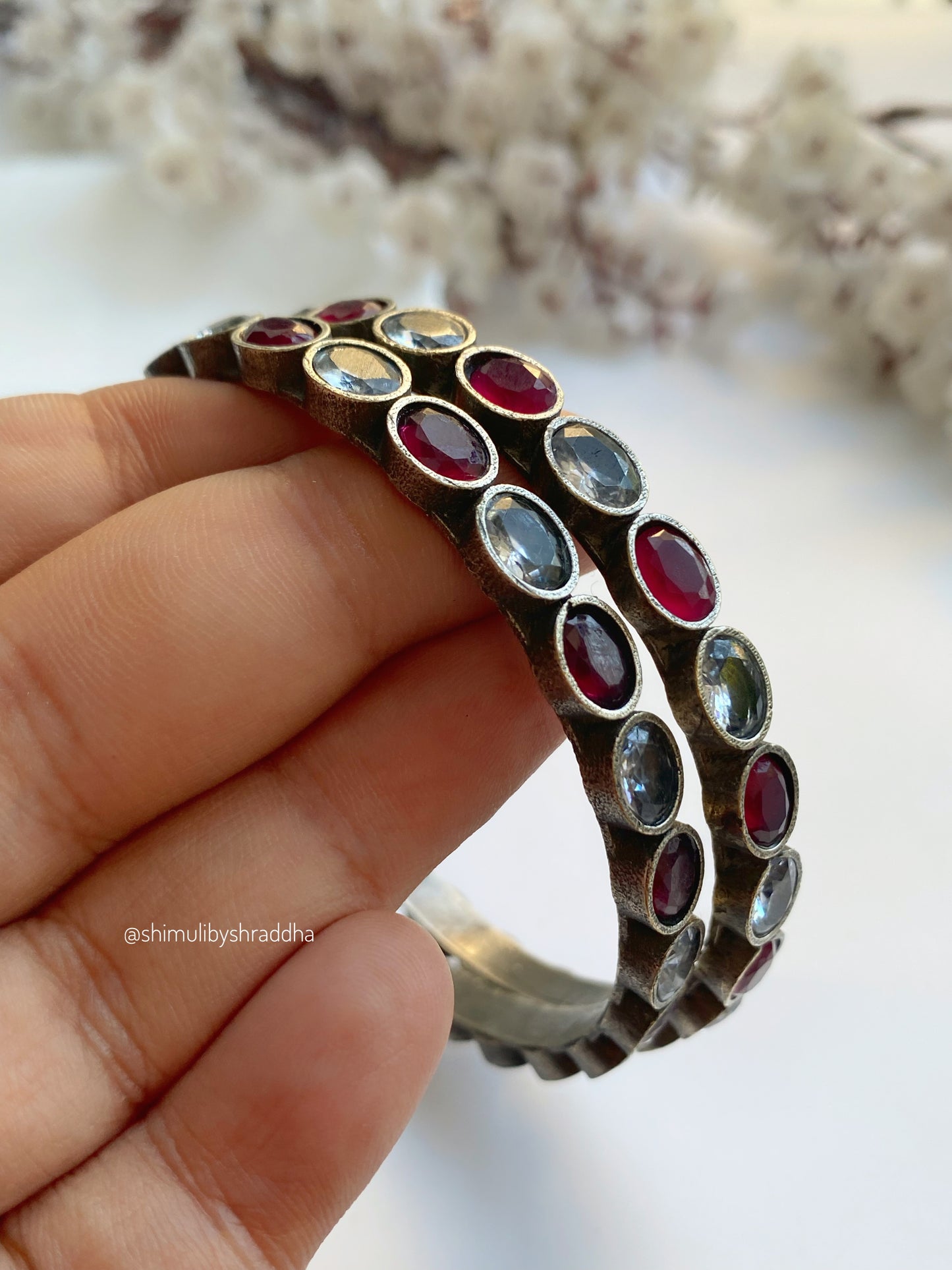 SIDDHIKA STONE SILVERLOOKALIKE BANGLE