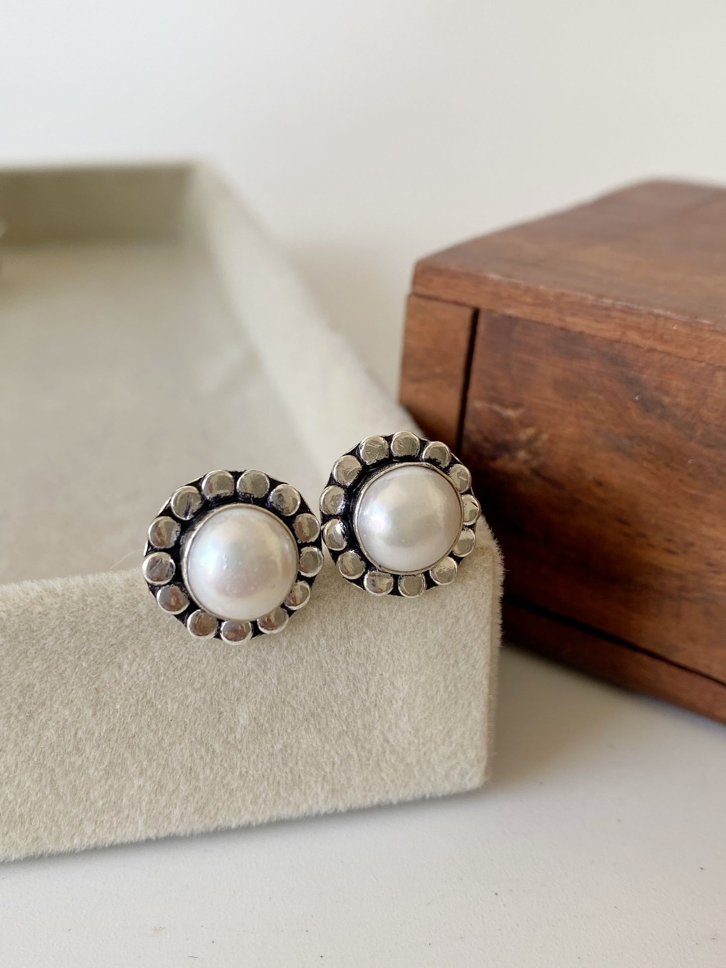 PEARL STUDS