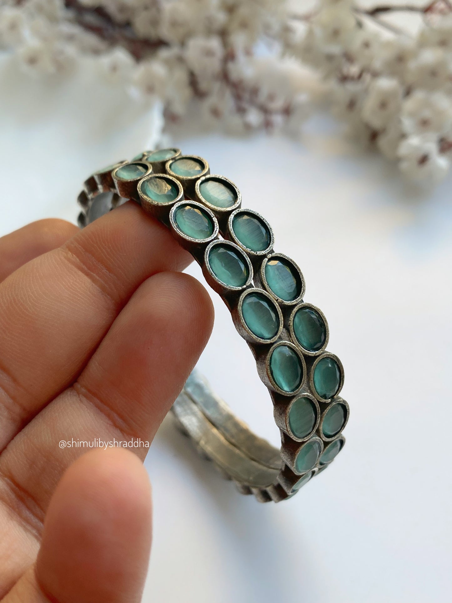 SIDDHIKA STONE SILVERLOOKALIKE BANGLE