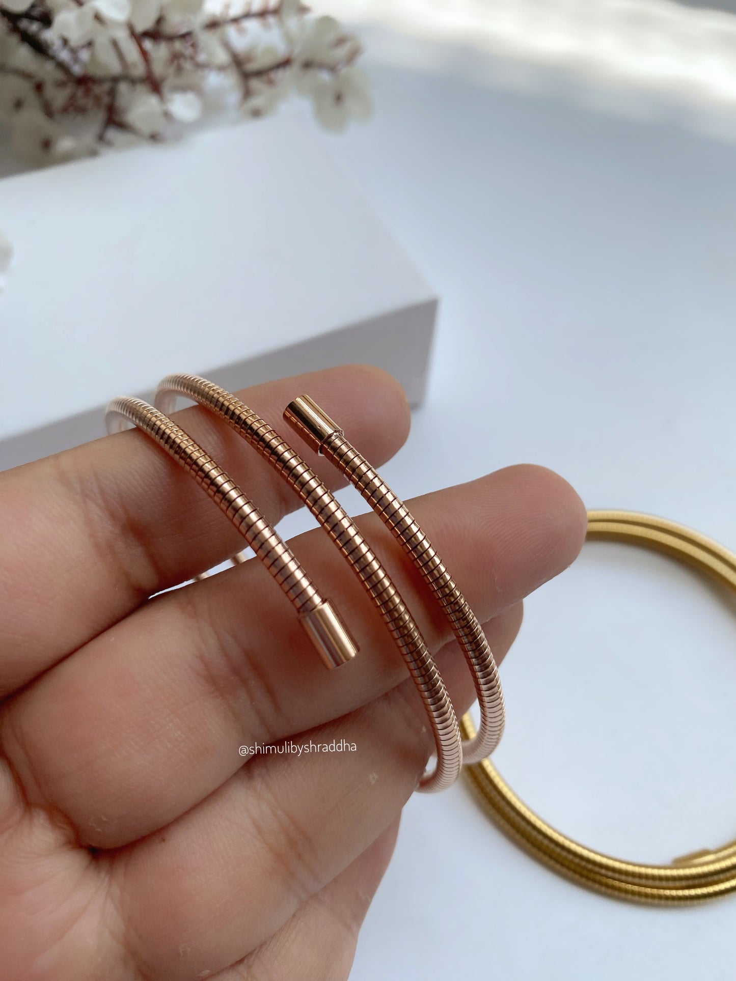 SLEEK SPIRAL BRACELET