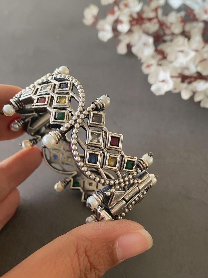 TANVI STONE BANGLE