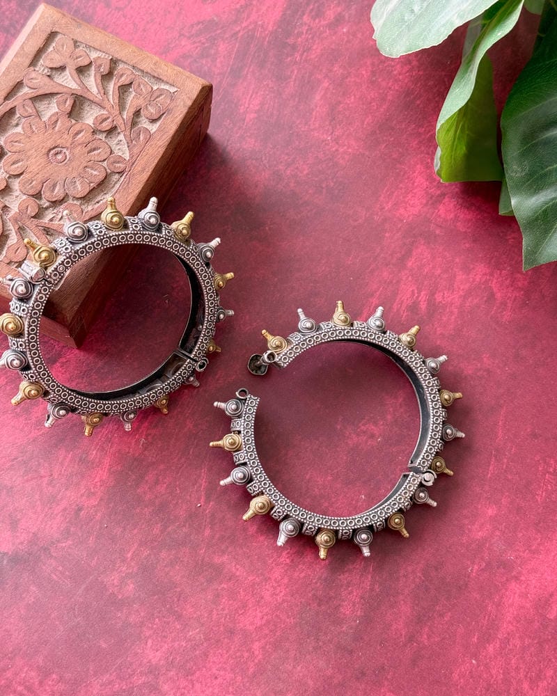 YASHVI DUAL TONE OPENABLE BANGLE
