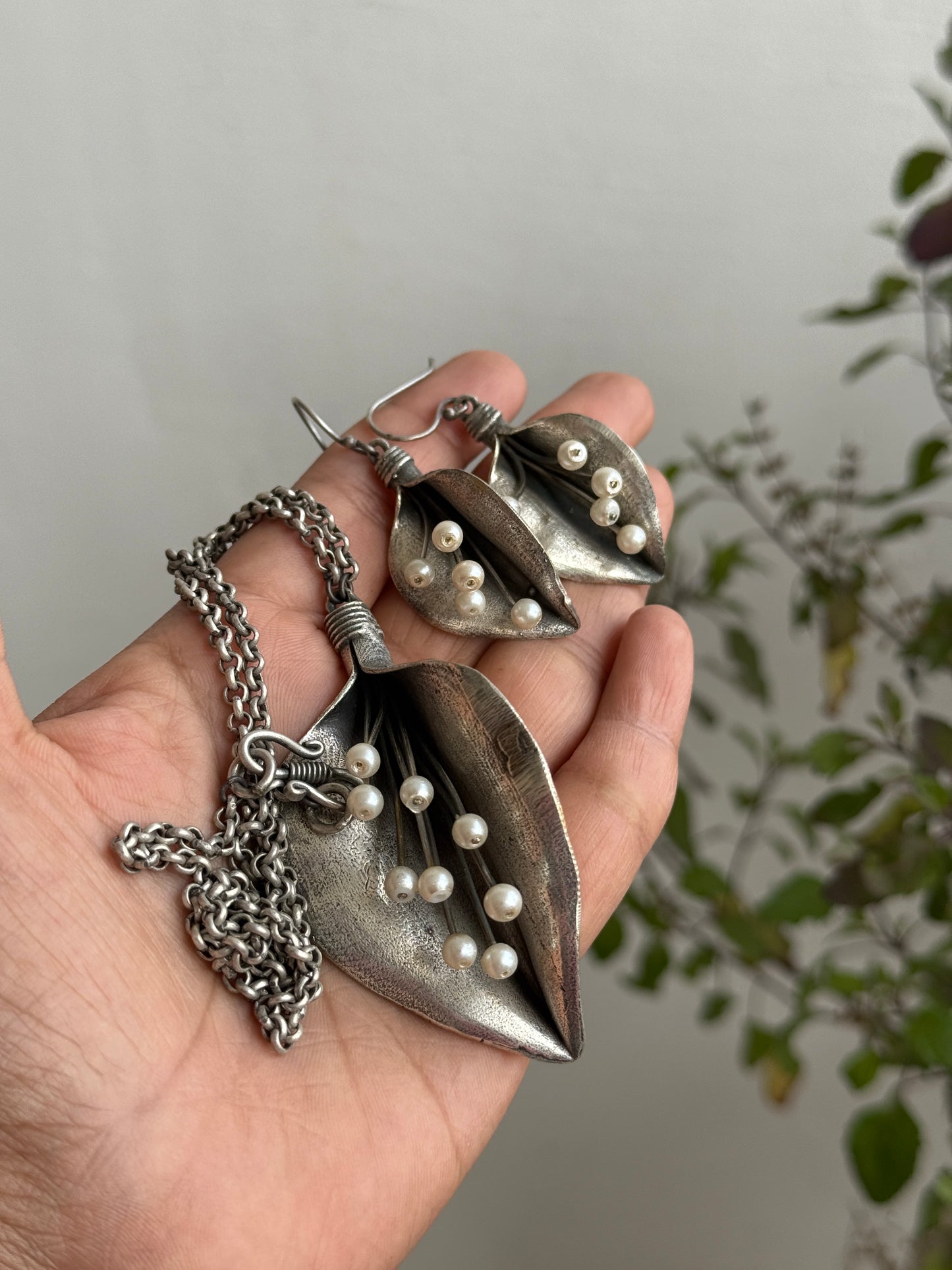 Leaf petal pearl necklace set