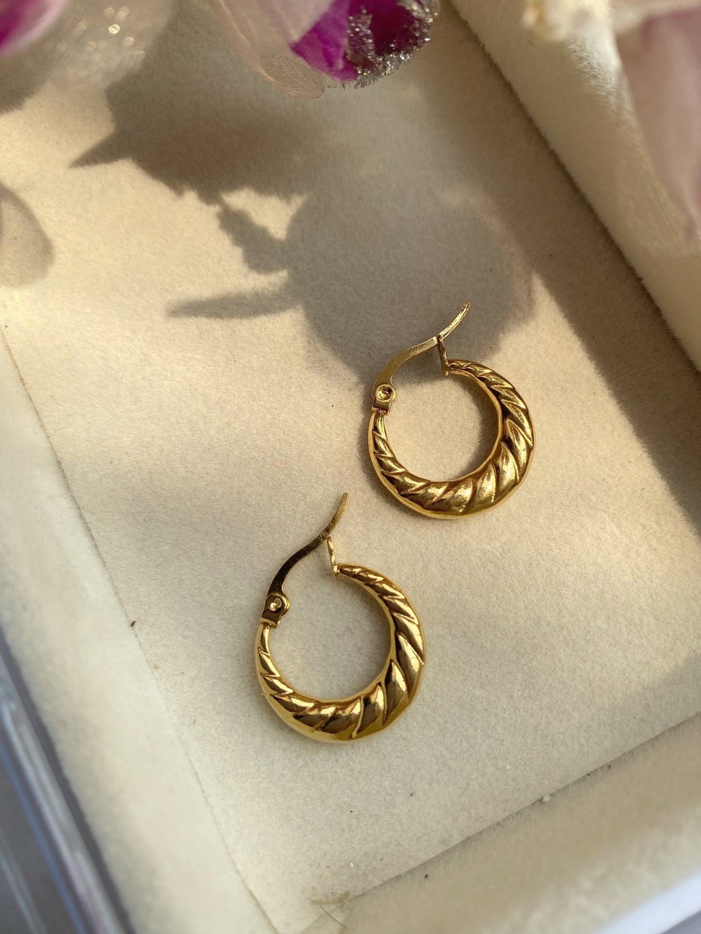 SARA GOLD HOOPS