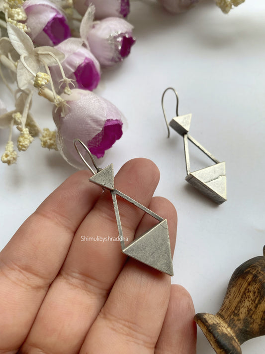 ARROW HOOK EARRINGS