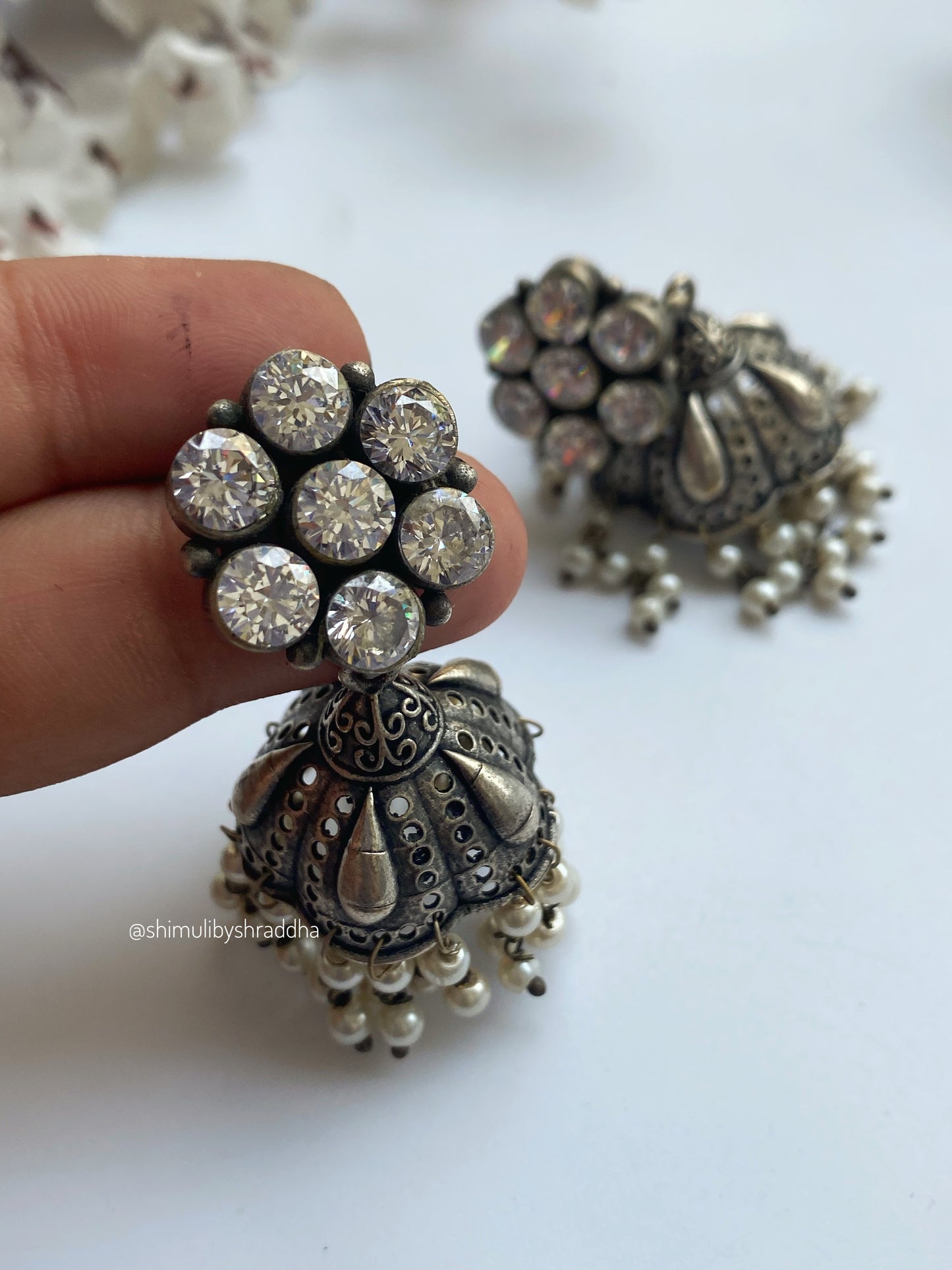 SILVERLOOKALIKE FLOWER PEARL JHUMKA