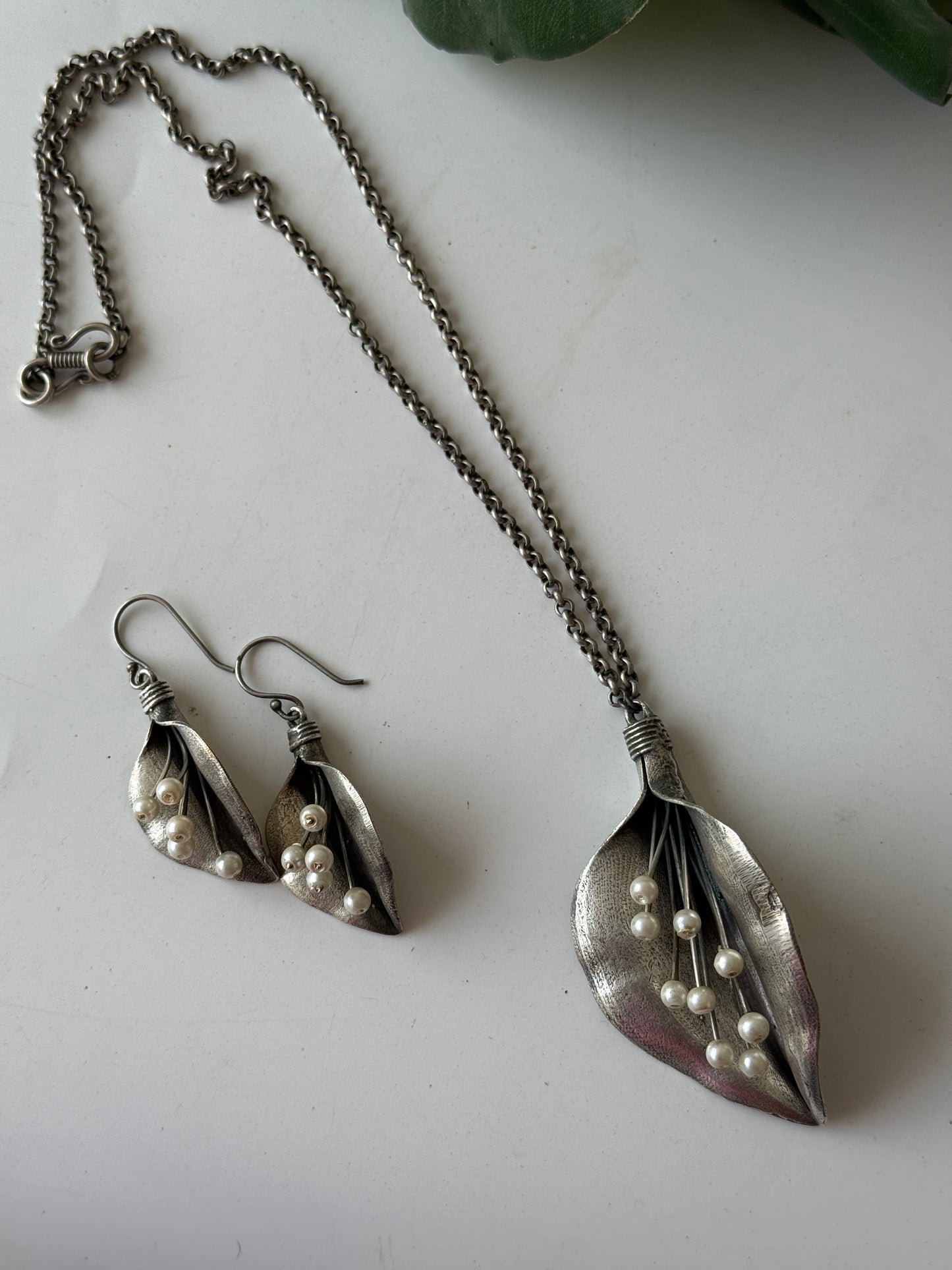 Leaf petal pearl necklace set