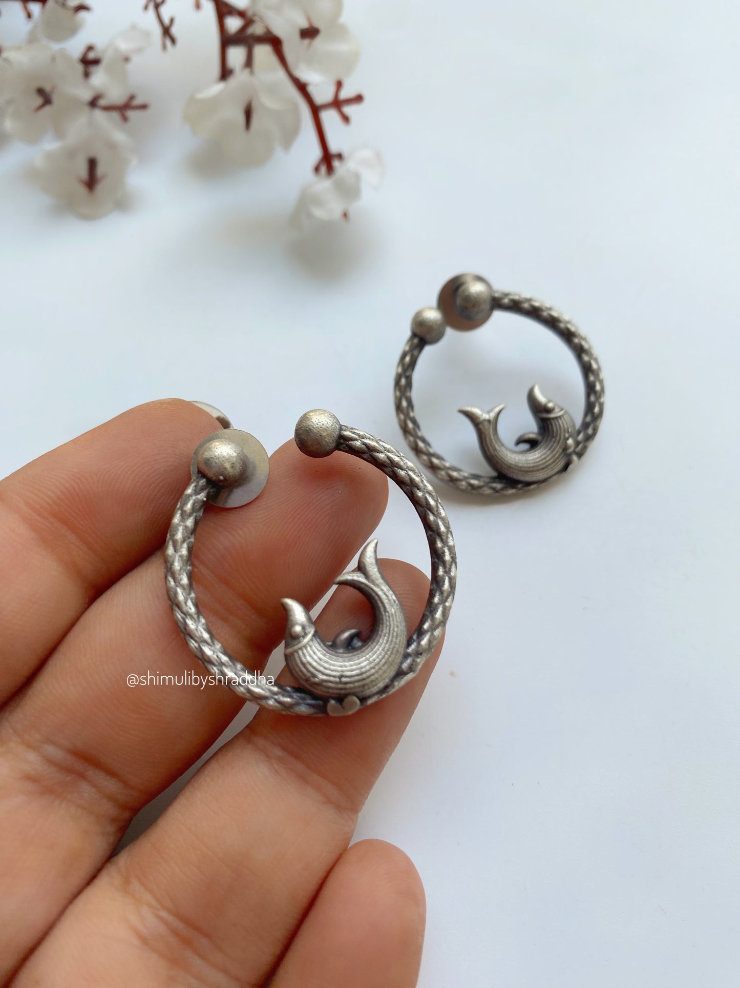 SILVERLOOKALIKE FISH STUDS