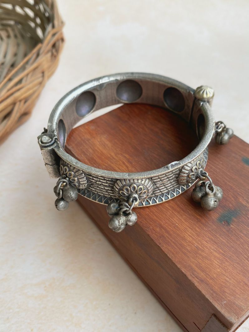 RISHVI SILVERLOOKALIKE BANGLE