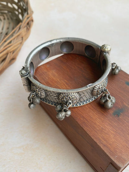 RISHVI SILVERLOOKALIKE BANGLE