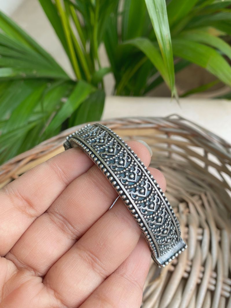 RUTVI SILVERLOOKALIKE BANGLE