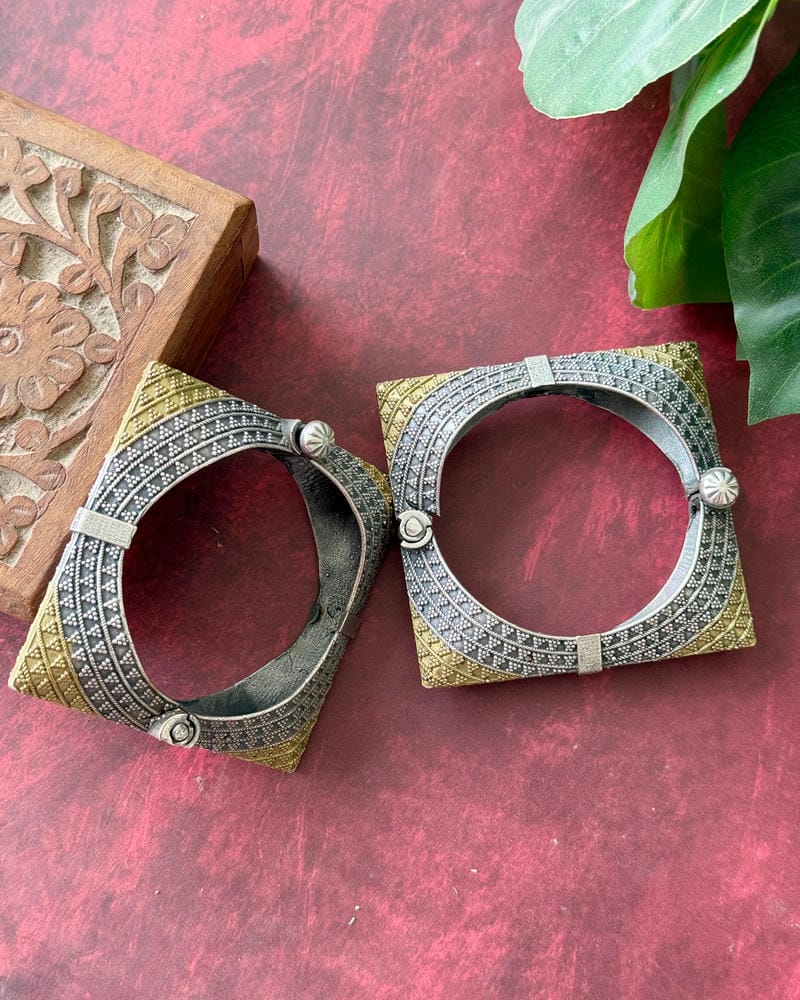 SAANVI DUAL TONE BANGLE
