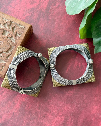 SAANVI DUAL TONE BANGLE