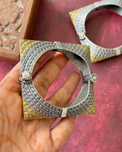 SAANVI DUAL TONE BANGLE