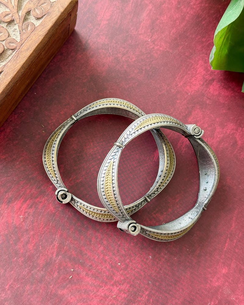 ISHAANI DUAL TONE BANGLE