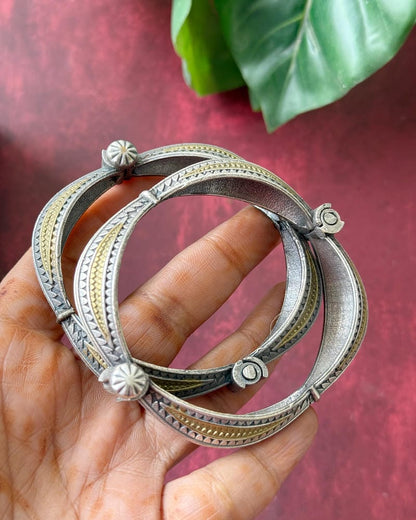 ISHAANI DUAL TONE BANGLE