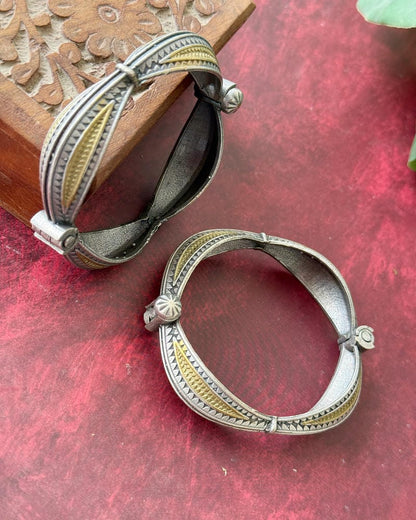 ISHAANI DUAL TONE BANGLE