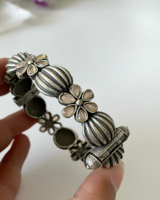 SILVERLOOKALIKE FLOWER BANGLE