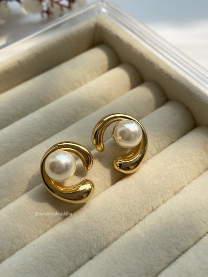 LENNON PEARL STUDS